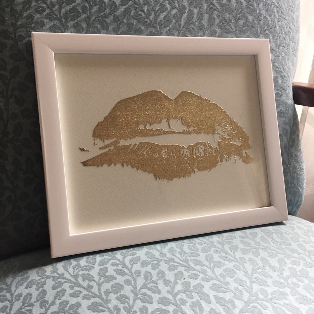 Like new frames gold glitter lip print